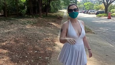 Javna golotinja: djevojka iz Rusije pokušava se skinuti na ulicama Rio de Janeira. Skoro je bila uhićena.